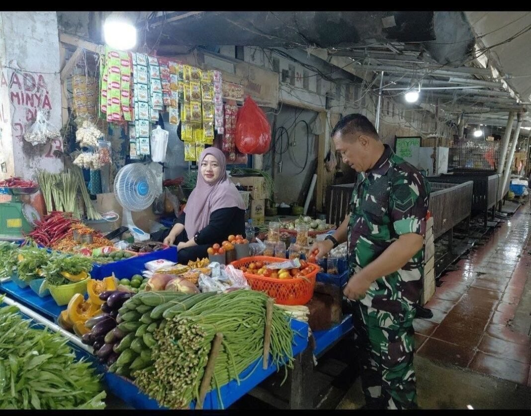 Monitoring Pasar Sentral Pangkajene, Babinsa Laporkan Kondisi Harga Sembako Terbaru