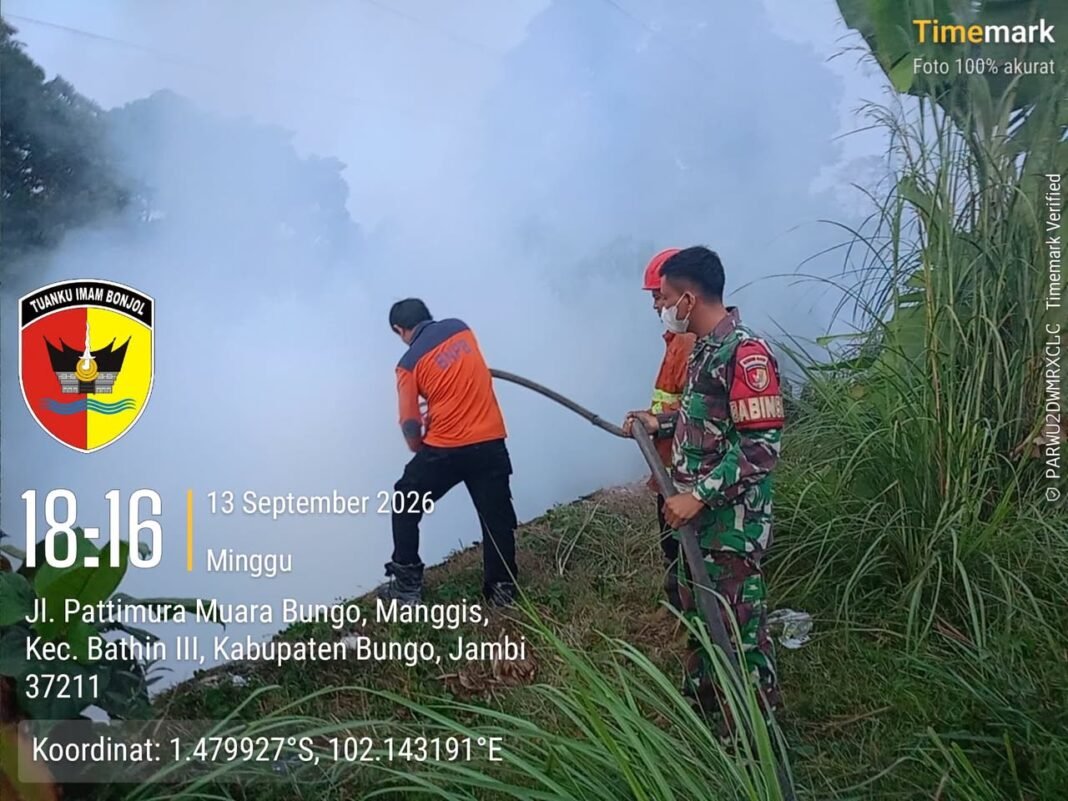 Cegah Api Meluas, Babinsa dan BPBD Bungo Padamkan Kebakaran di Kecamatan Bathin III
