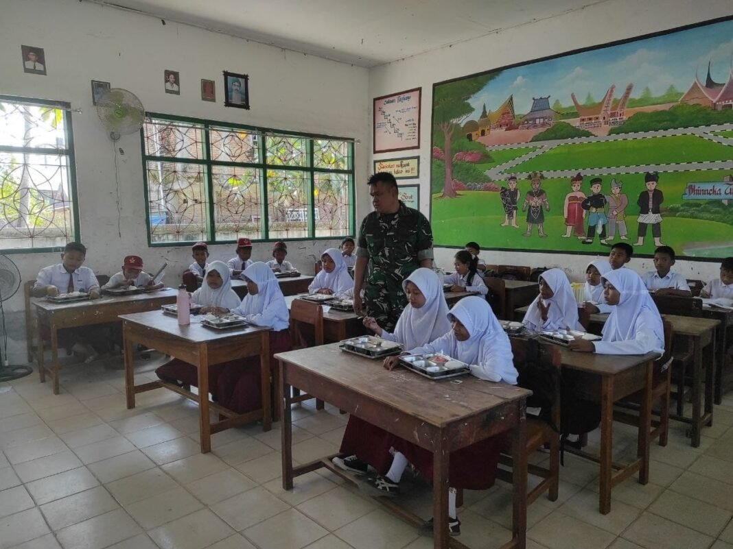 Babinsa Sidrap Kawal Program MBG Demi Wujudkan Generasi Sehat di Sidenreng Rappang