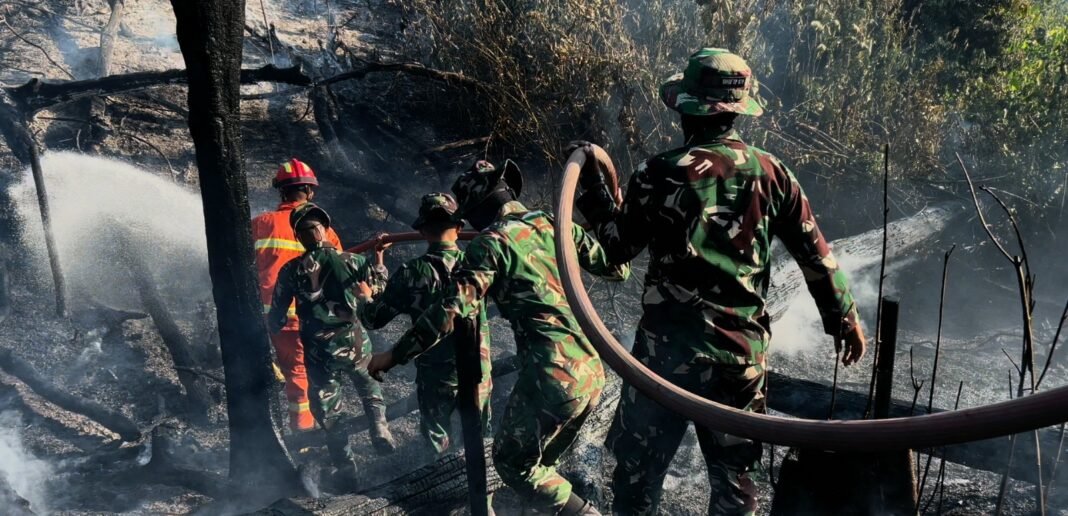 Pemadaman Kebakaran Lahan oleh Yonif TP 879/Rangkok Cakti di Kutai Timur