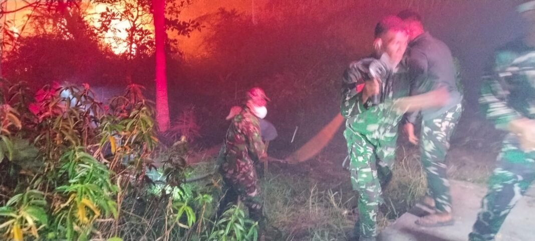 Pantang Mundur, Personel Kodim 1016/Plk Amankan Kelurahan Marang dari Kebakaran Lahan