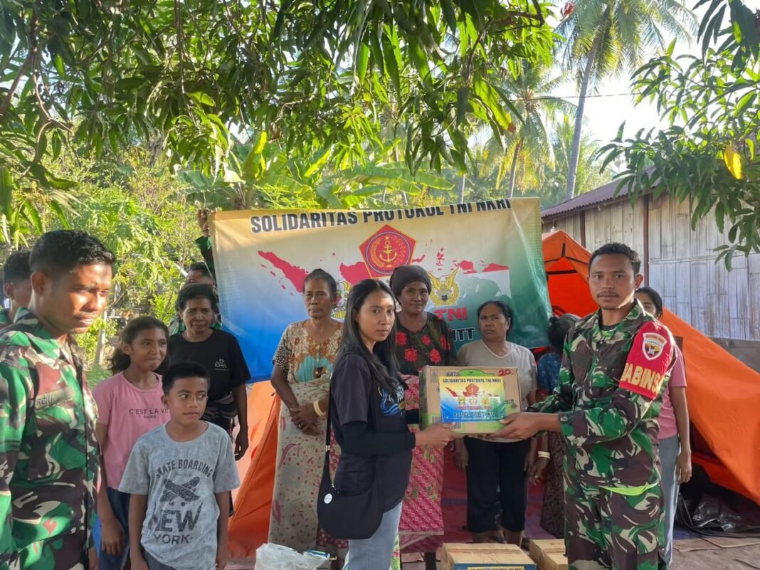 TNI Kawal Distribusi Bantuan Logistik untuk Warga Terdampak Gempa di Sikka
