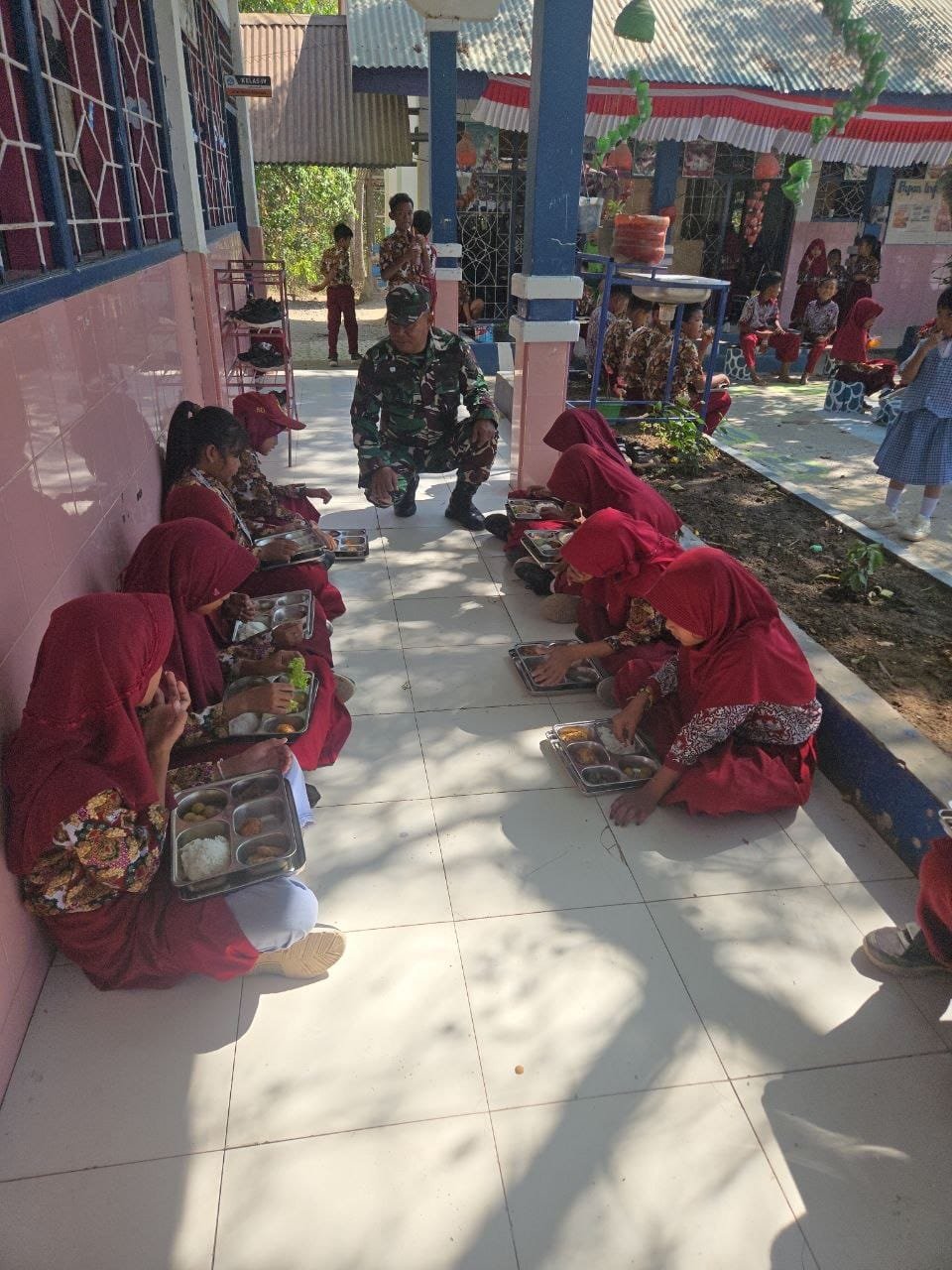 Keterlibatan Babinsa dalam Distribusi Makanan Bergizi di Sidrap