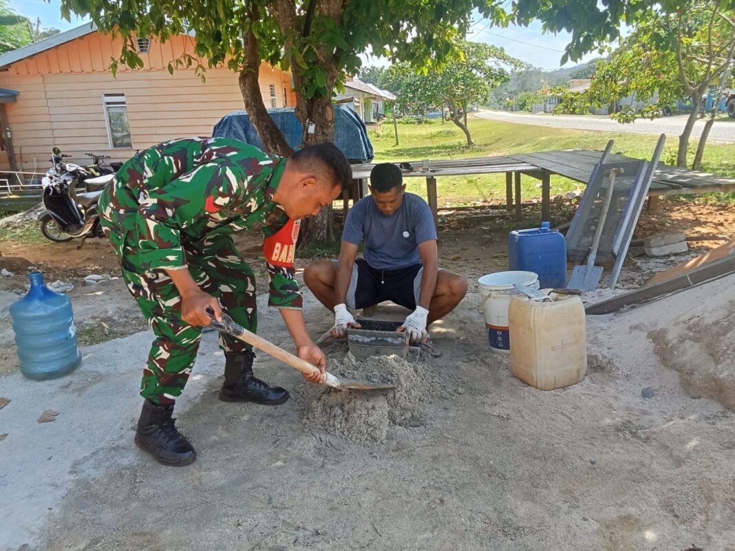 Aksi Nyata Babinsa Halmahera Tengah Percepat Pembangunan Rumah Warga Kurang Mampu