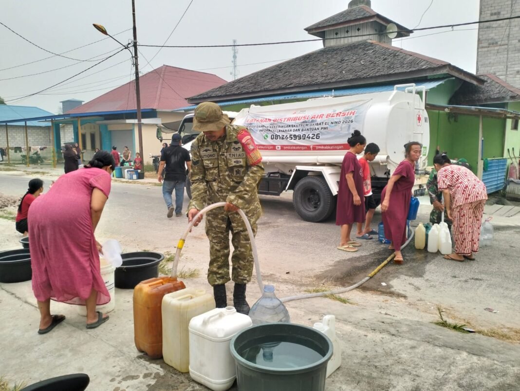 Babinsa dan Tim Gabungan Gelar Aksi Sosial Pembagian Air Bersih di Wilayah Katingan