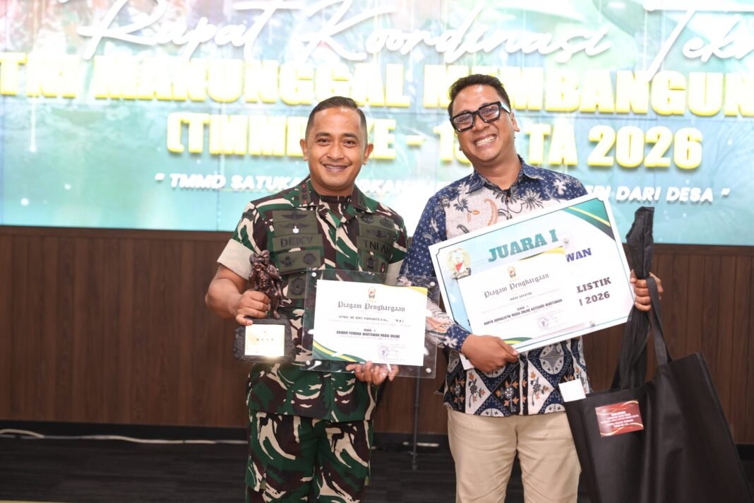 Letkol Inf Deky Febrianto Terima Trofi Juara I LKJ TMMD Kategori Media Online di Mabesad