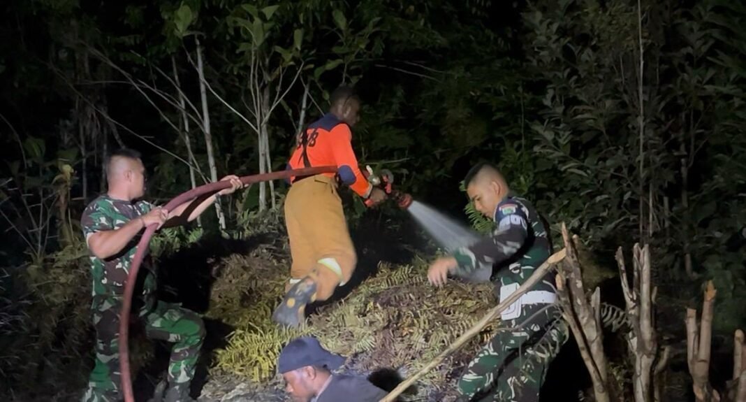 Kolaborasi Lintas Sektor Yonif TP 859/RBK dan BPBD Amankan Lingkungan Supiori dari Kebakaran Lahan