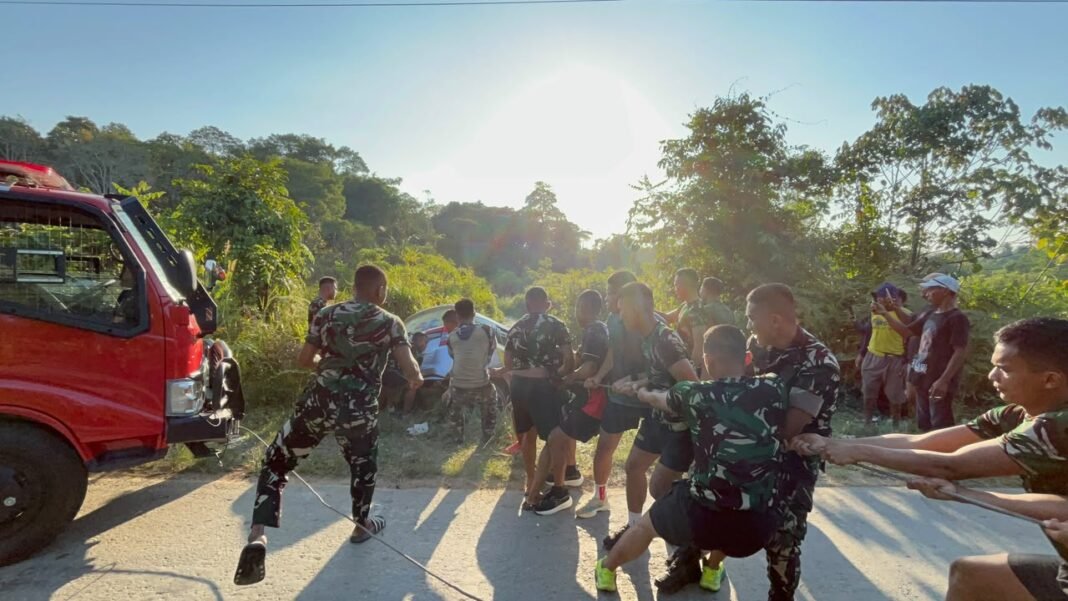 Tantang Medan Terjal, TNI Evakuasi Pengemudi Mengantuk yang Terjun ke Jurang