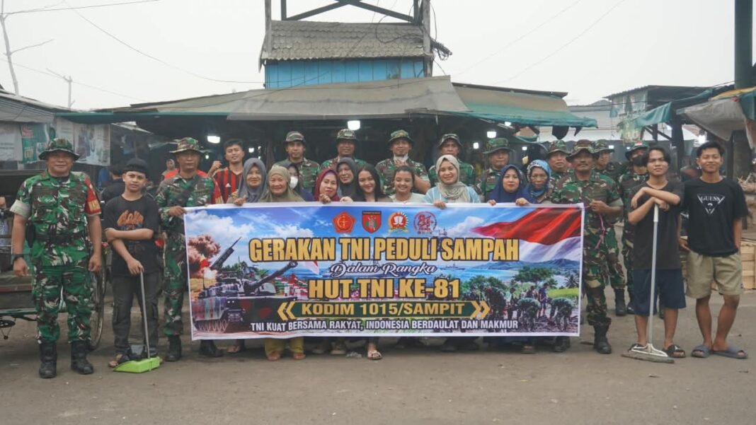 Aksi Gotong Royong TNI di Pasar Subuh Sampit Perkuat Kemanunggalan Rakyat