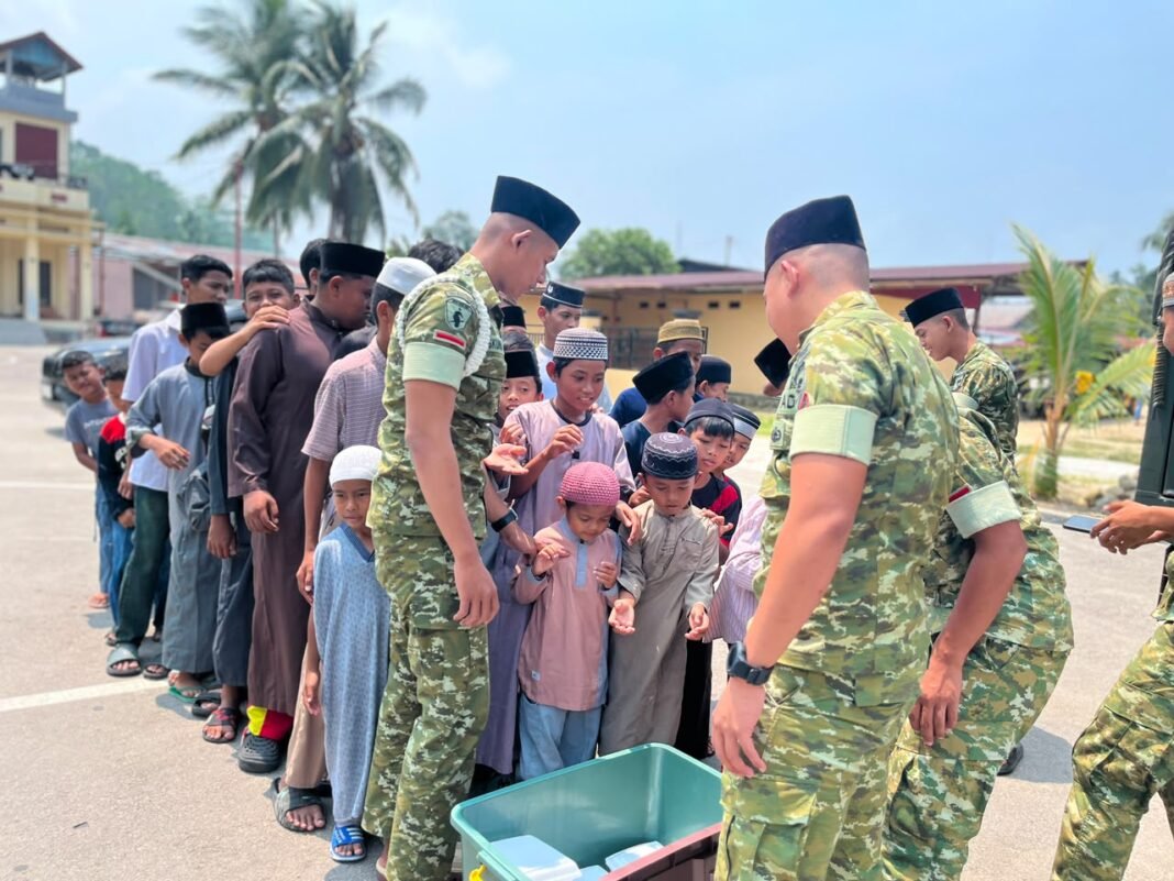 Bakti Sosial Prajurit Yonif TP 859/RBK di Masjid An-Nur, Wujudkan Kebersamaan