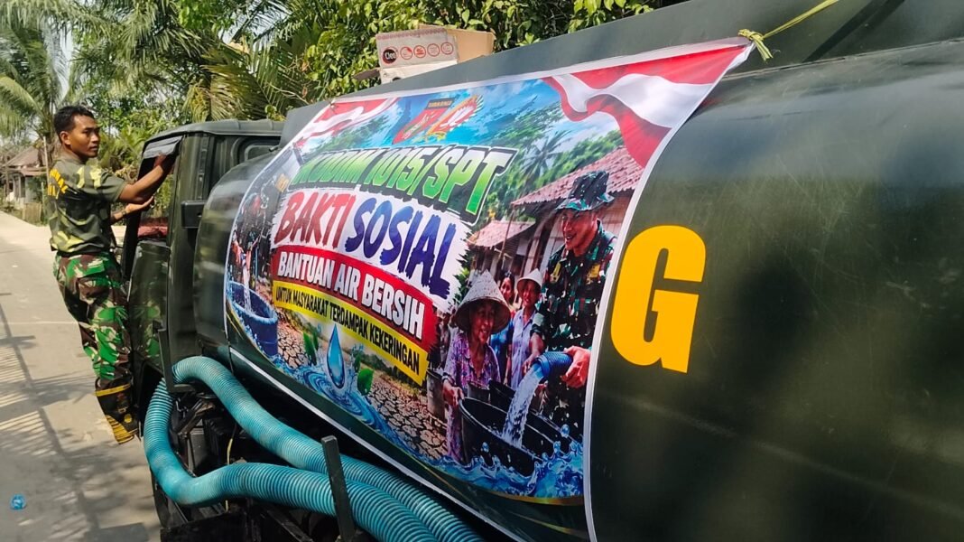 Atasi Kesulitan Warga, Personel Gabungan TNI Distribusikan Air Bersih di Desa Jaya Karet