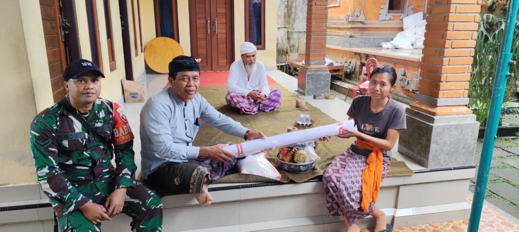 Babinsa Banjarangkan Sambangi Keluarga Almarhum I Komang Adi Artawan, Bahas Persiapan Upacara Adat