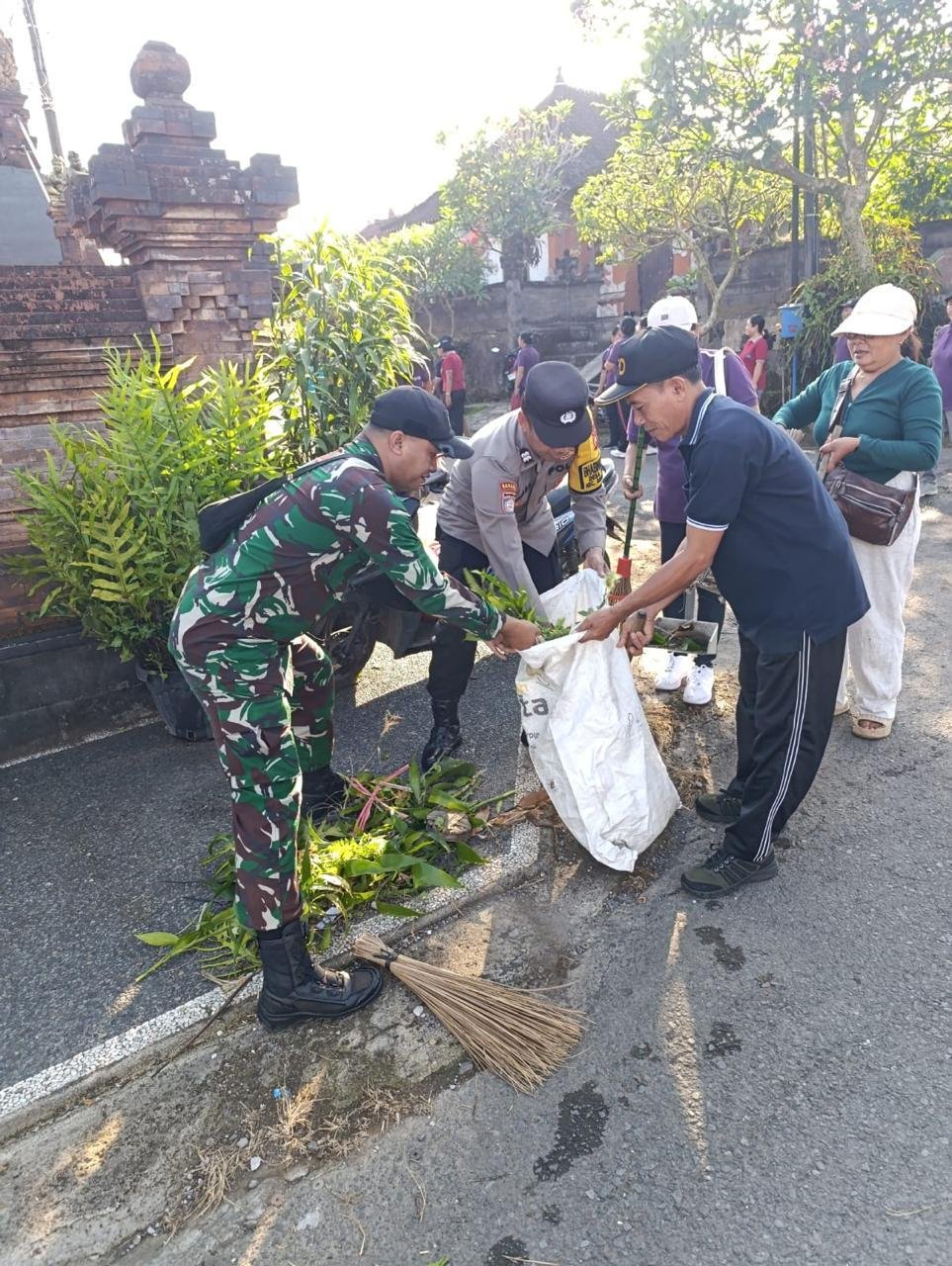 Gerakan Indonesia Asri di Desa Timuhun: Langkah Nyata Menuju Lingkungan Bebas Sampah
