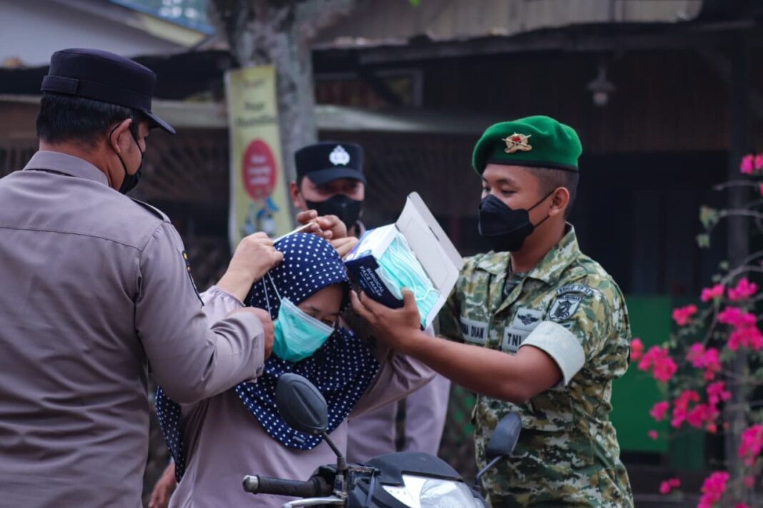 Respon Cepat Kabut Asap di Bengalon, Forkopimcam dan Brigif TP 32/Mangkalihat Bagikan Ribuan Masker