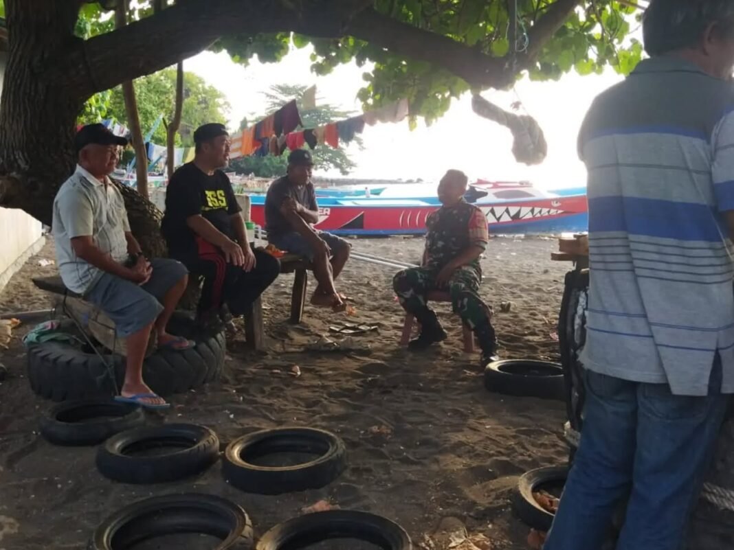 Pantau Potensi Desa Tateli Dua, Babinsa Ingatkan Warga Jaga Lingkungan Pantai