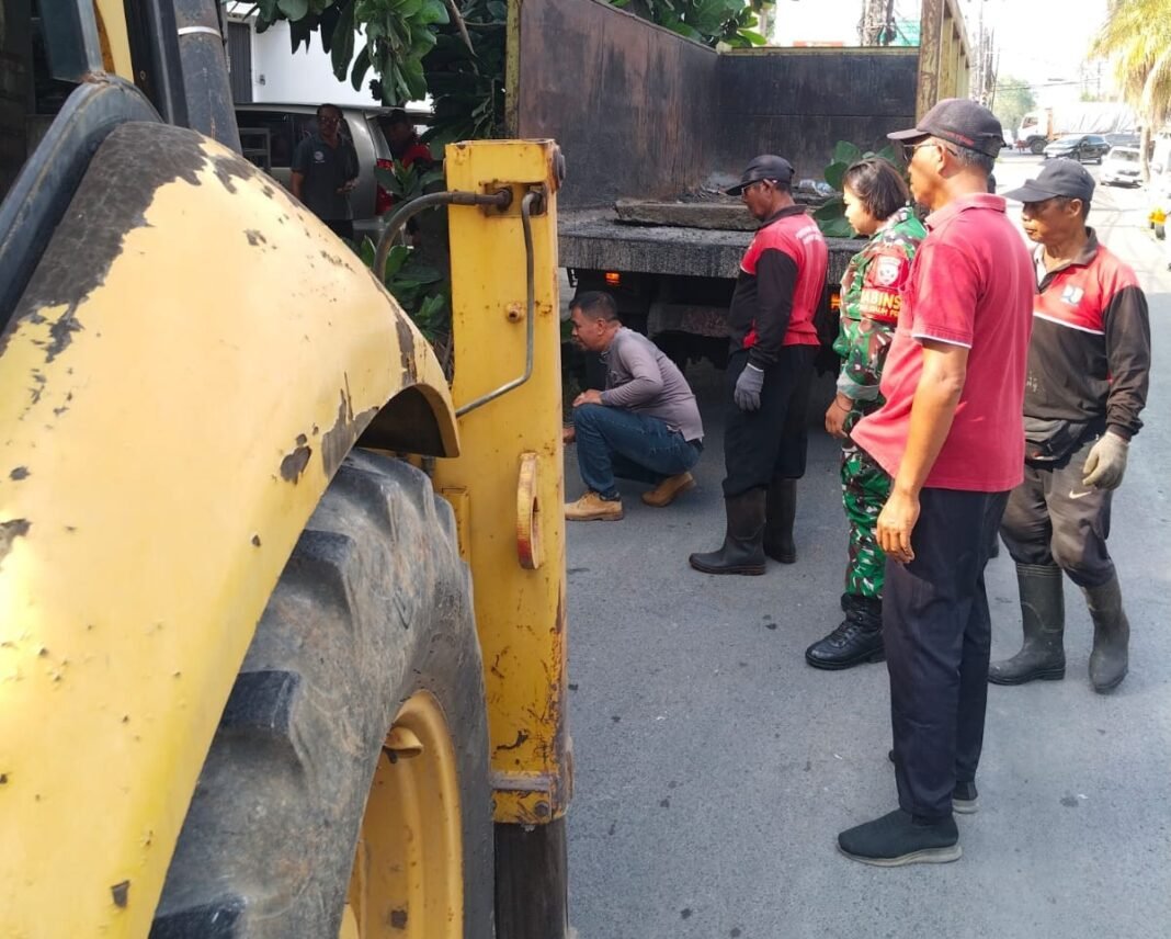 Cegah Genangan, Babinsa Kawal Pembongkaran Saluran Irigasi