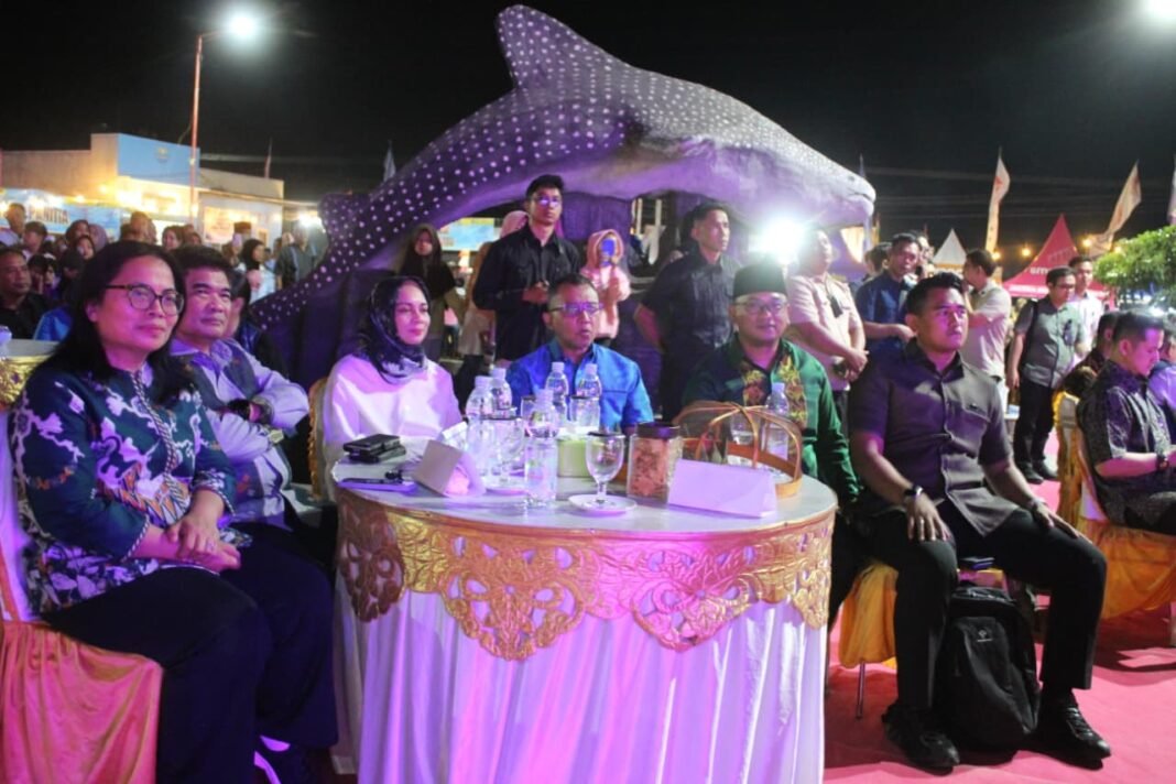 Sinergi Dandim 1607/Sumbawa dan Pemerintah dalam Festival Hiu Paus