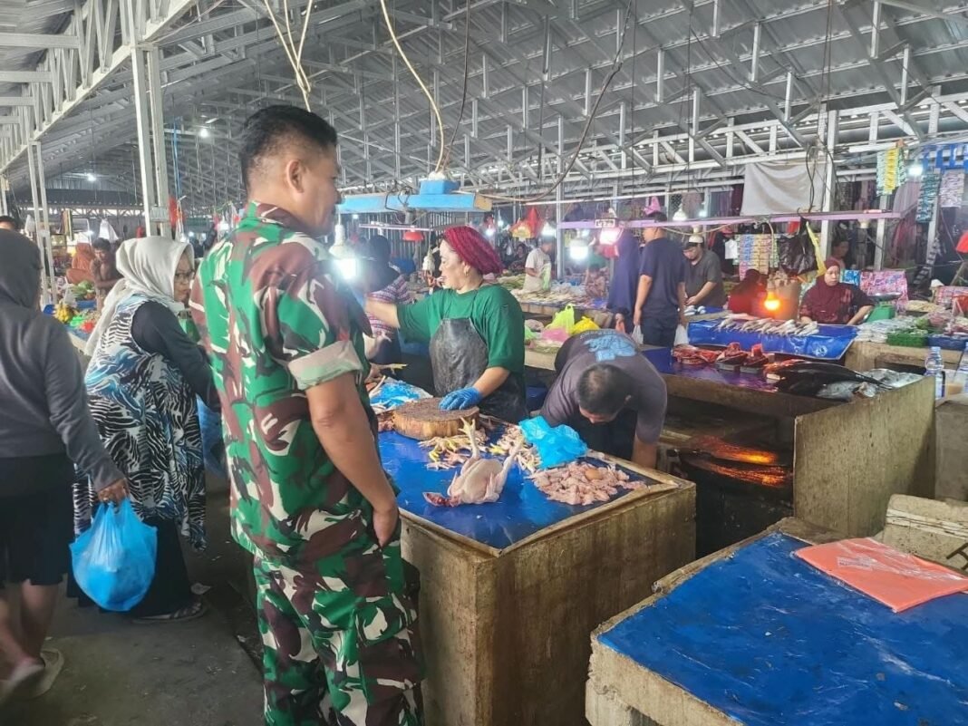 Babinsa Melakukan Pemantauan Sembako di Pasar Lawawoi