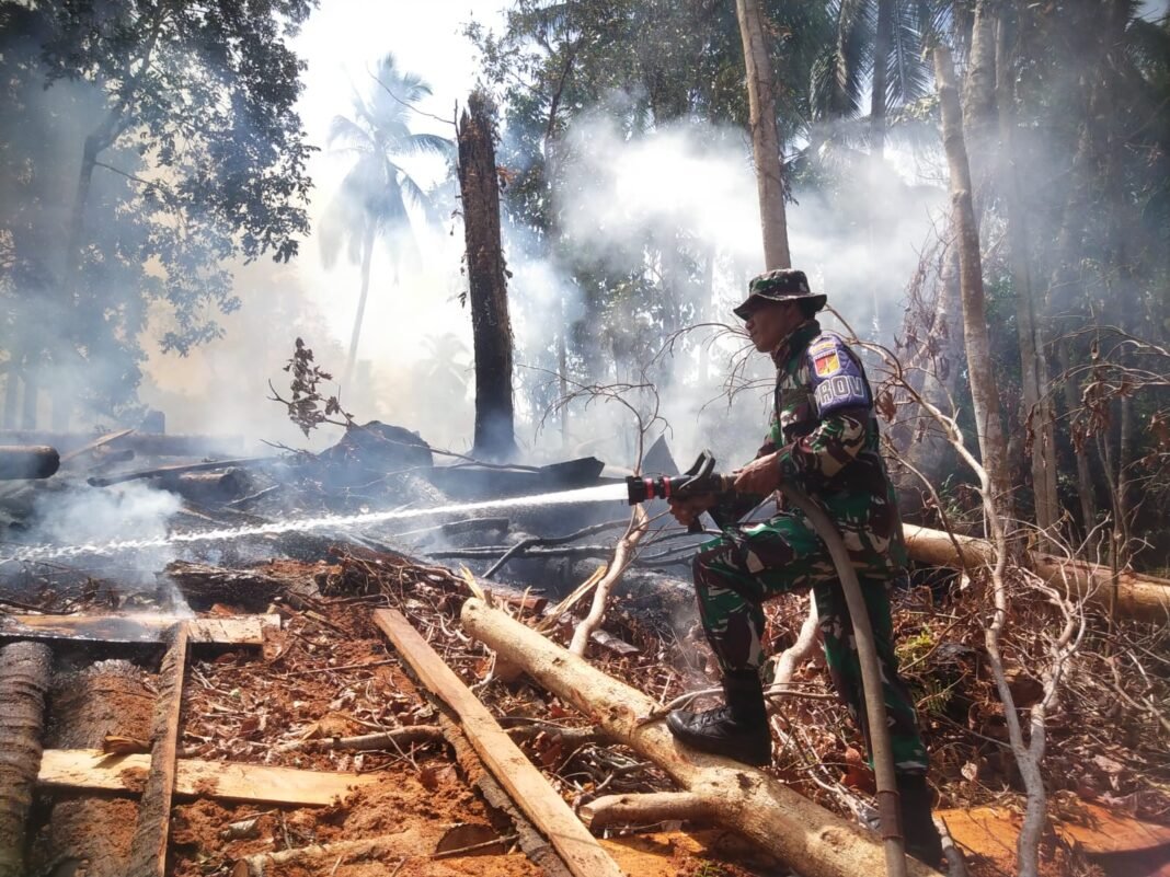 KONTRIBUSI TIM DAMKAR KODIM 1309/MANADO DALAM MEMADAMKAN KEBAKARAN DI DESA WAREMBUNGAN