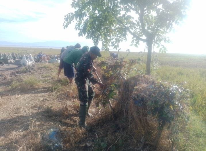 Koramil 01/Panca Lautang Aksi Bersih-bersih di Desa Corawali