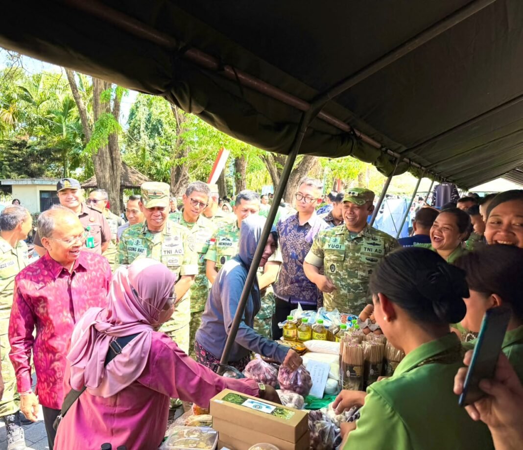TNI Manunggal dengan Rakyat Melalui Bazar Murah HUT ke-81 di Denpasar