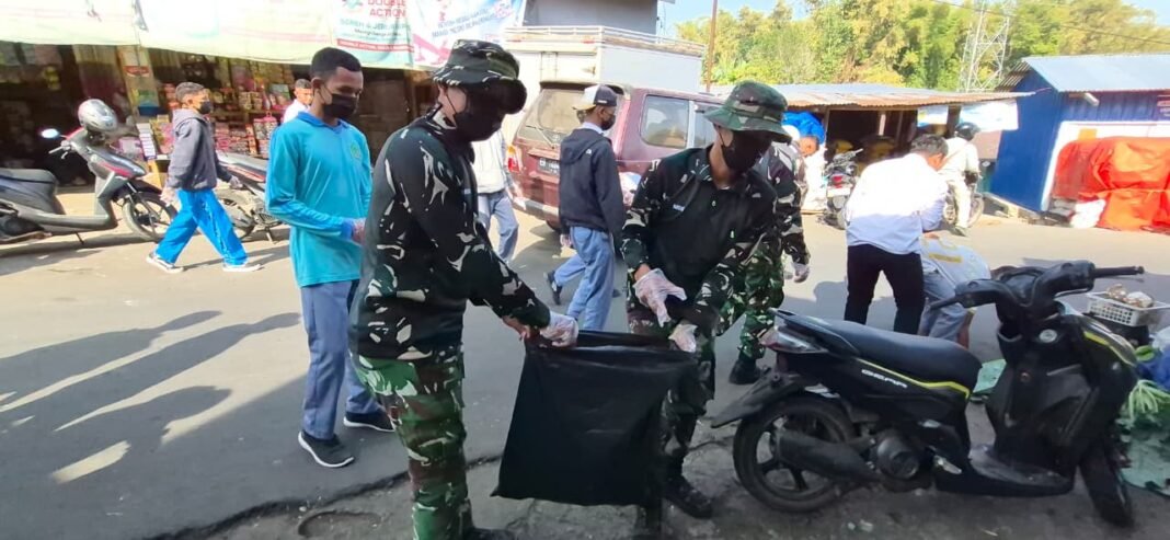 Kodim 1612/Manggarai Berpartisipasi dalam Pembersihan Pasar Ruteng