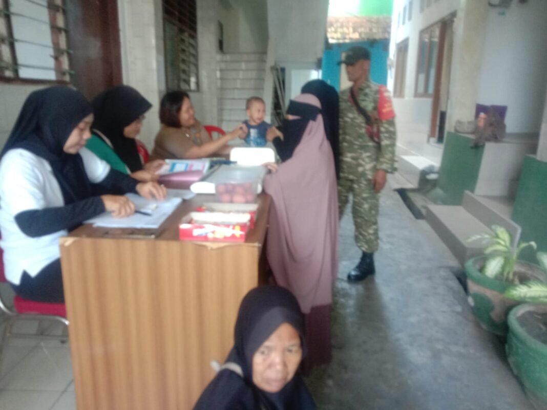 Babinsa Semarapura Terus Dukung Kesehatan Masyarakat melalui Kegiatan Posyandu dan Pengobatan Massal