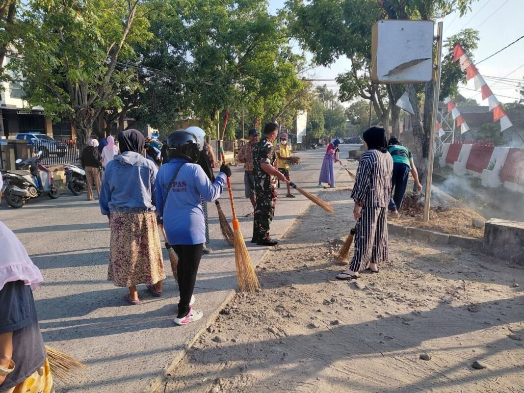 Kegiatan Bersih-Bersih di Desa Takkalasi oleh Babinsa