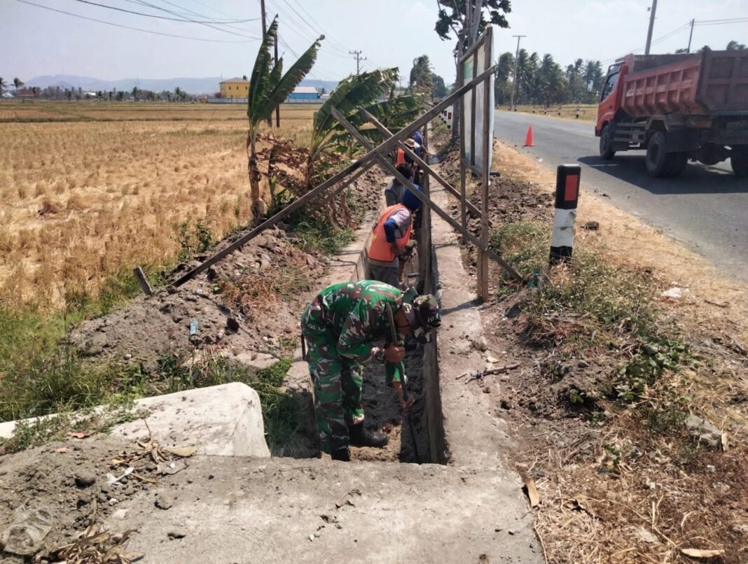 Gotong Royong Babinsa dan PU dalam Pemeliharaan Saluran Air