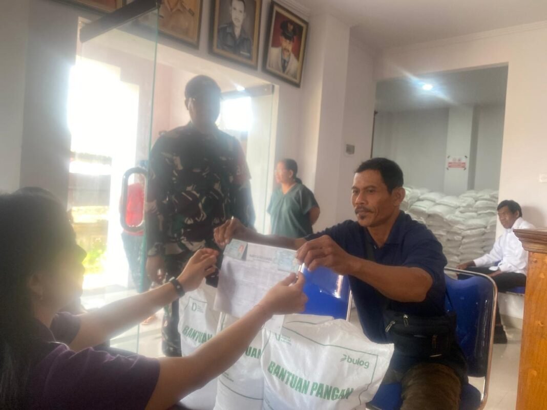 Warga Desa Timuhun Sambut Penyaluran Beras Pangan dengan Gembira dan Aman