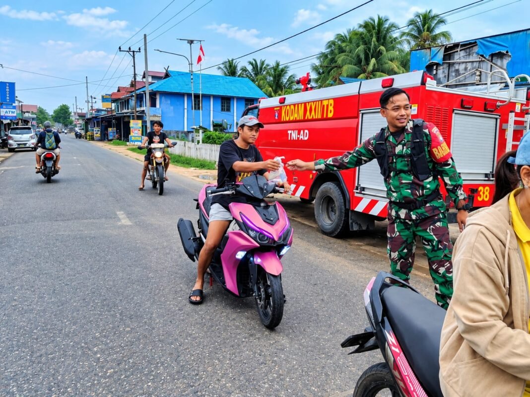 Koramil 1018-03/Rungan Berikan Bingkisan di Kegiatan Jumat Berkah