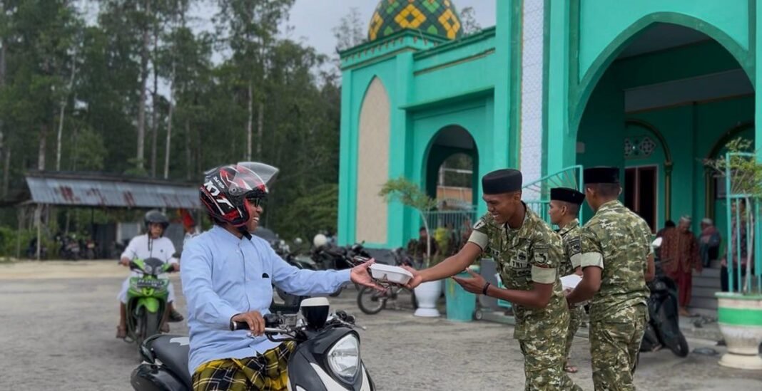 Aksi SEJUK Prajurit Yonif TP 859/RBK untuk Memperkuat Hubungan dengan Masyarakat