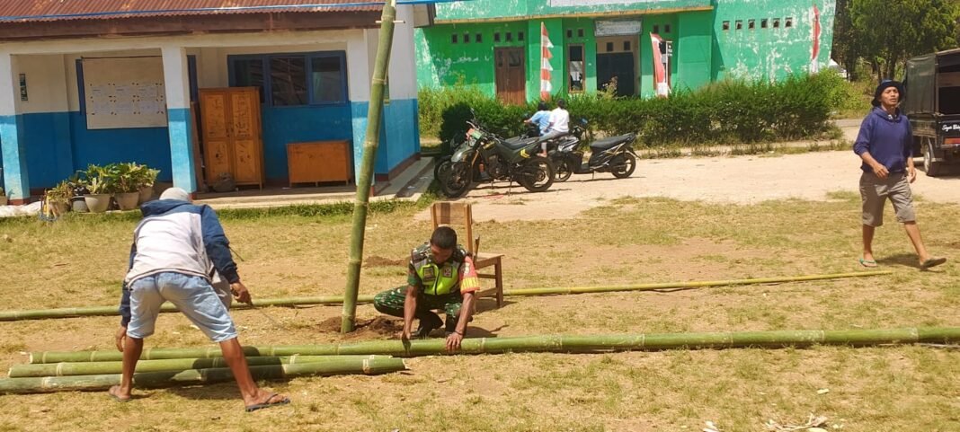 Demi Generasi Bangsa, Babinsa dan Warga Gotong Royong Dirikan Tiga Tenda Kelas di SDI Wae Belang