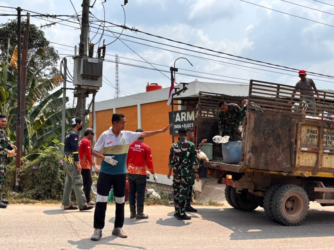 Sinergi TNI dan Masyarakat dalam Gotong Royong Kebersihan