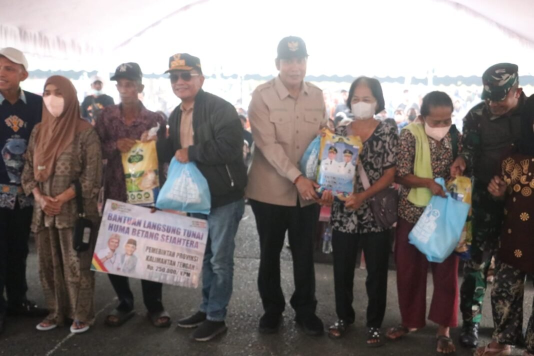PENYERAHAN BANTUAN DARI GUBERNUR DI PULPIS, DANDIM TURUT SERTA