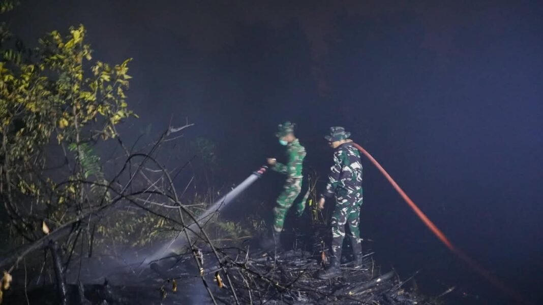 TNI Lakukan Pembasahan Untuk Menangkal Ancaman Kebakaran di Sampit