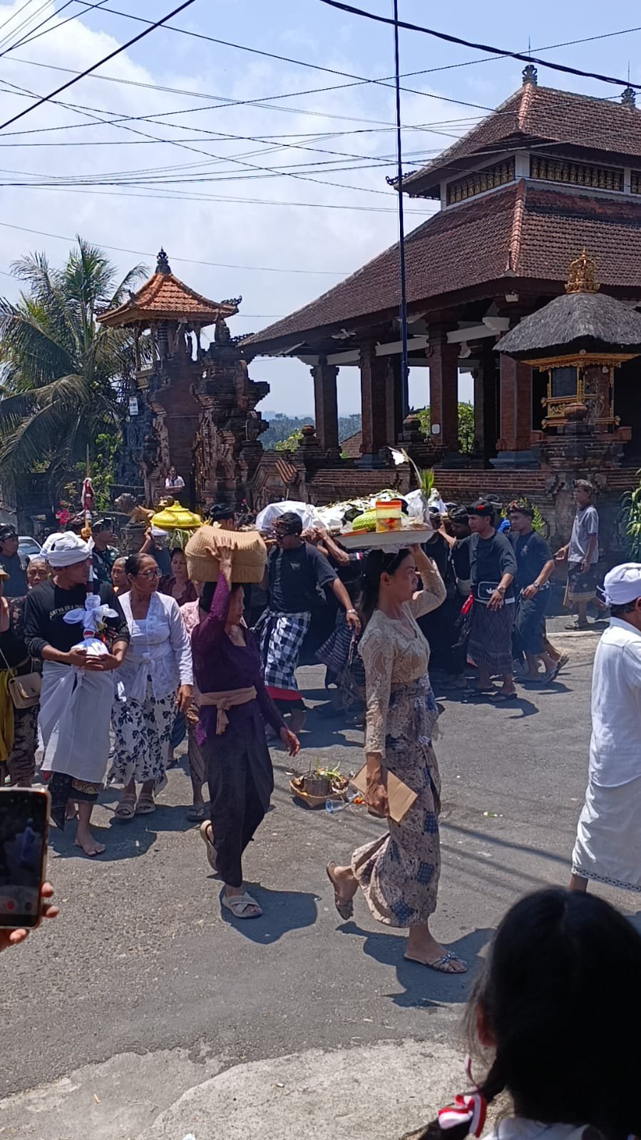 Ribuan Warga Meriahkan Ngaben, TNI Amankan Proses dengan Ketat