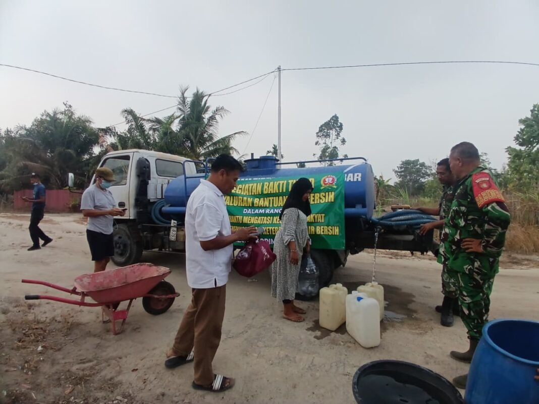 Kodim 1014/Pbn Bantu Warga Pasir Panjang dengan Air Bersih