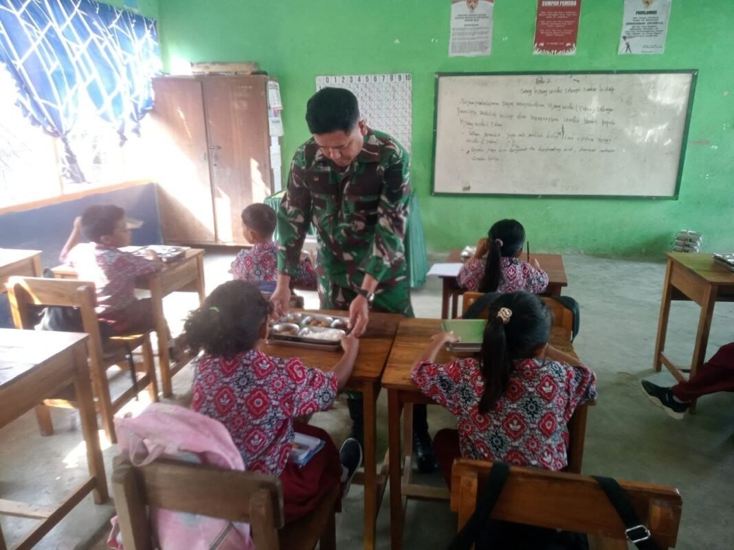 Babinsa Kodim 1420/Sidrap Serahkan Makan Bergizi di Sekolah-sekolah