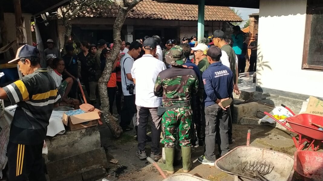 Wujud Kemanunggalan, Prajurit Kodim Klungkung Terjun Langsung Evakuasi Sisa Kebakaran