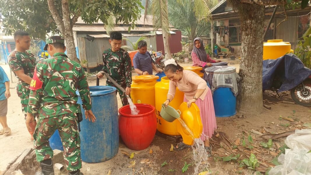 Kodim 1015/Spt Berikan Bantuan Air Bersih di Tengah Krisis Kekeringan