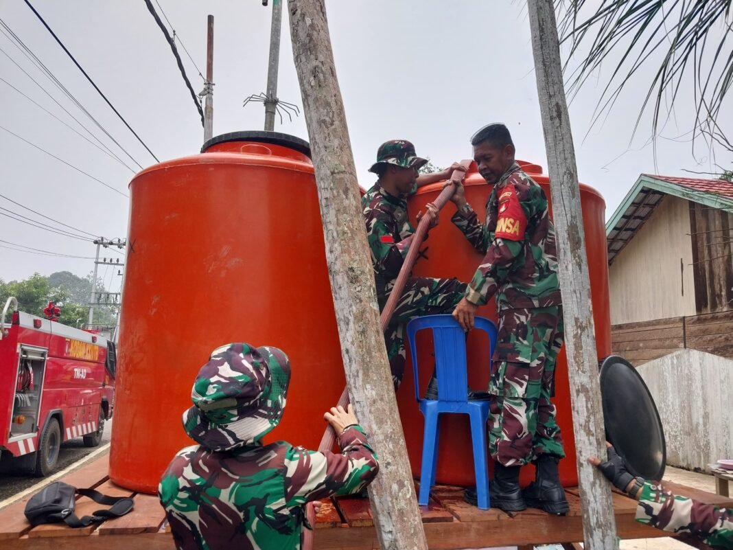 Kegiatan Bakti TNI AD oleh Kodim 1013/Mtw untuk Penyaluran Air Bersih