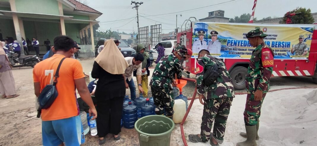 Sinergitas antara TNI dan Pemda dalam Distribusi Air Bersih di Desa Gandang
