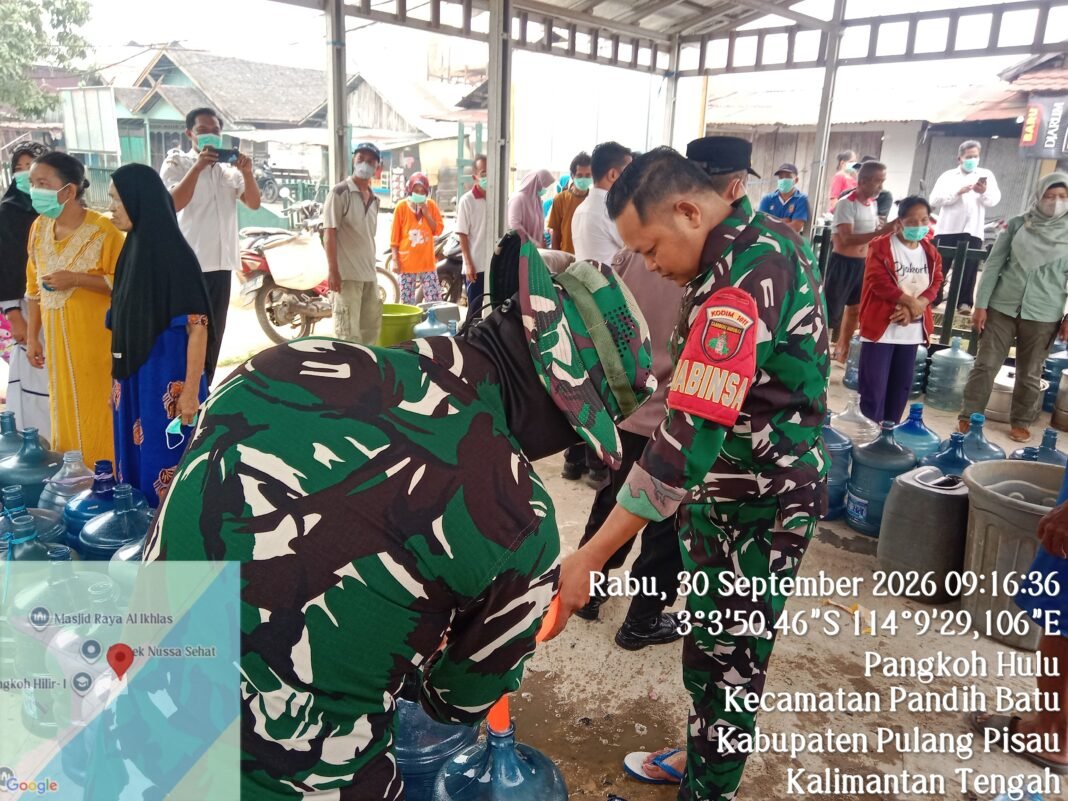 Koramil Pandih Batu Salurkan Air Bersih Bagi 105 Kepala Keluarga di Pangkoh Hulu