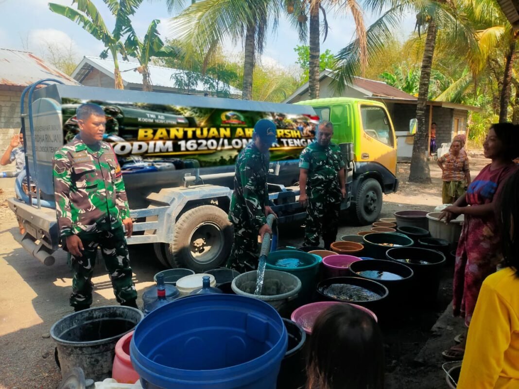 Mendukung Ketersediaan Air Bersih, Kodim 1620/Loteng Aksi Door to Door