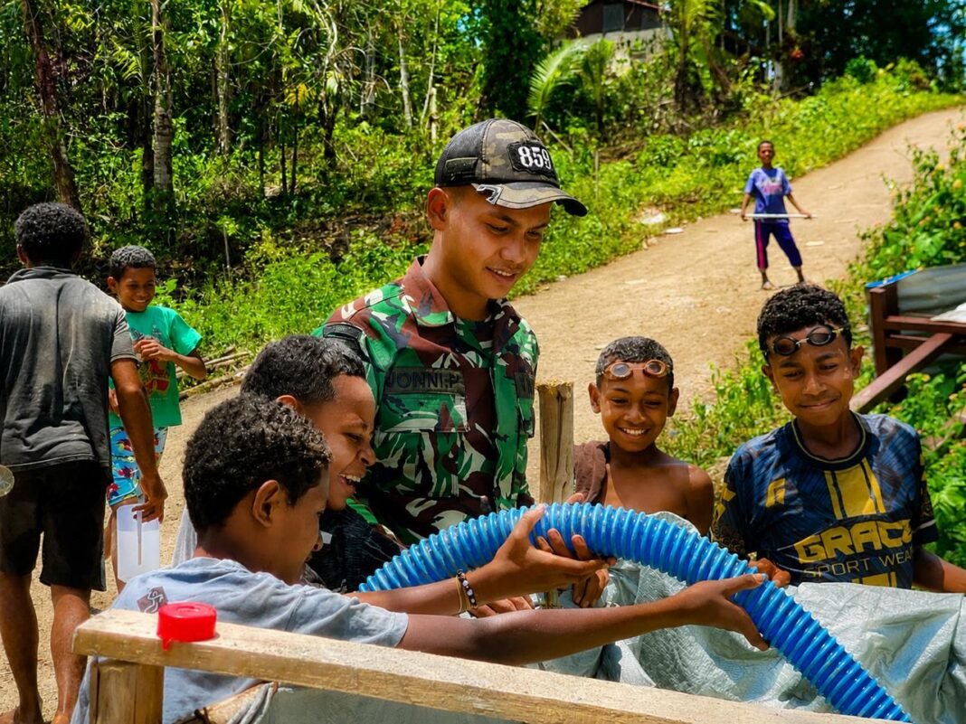 Aksi Kemanusiaan di Supiori: Yonif TP 859/RBK Distribusikan Air Bersih Untuk Masyarakat