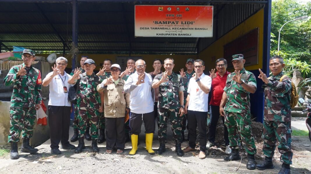 TNI Pantau Langsung Penanganan Sampah Desa di Wilayah Bangli