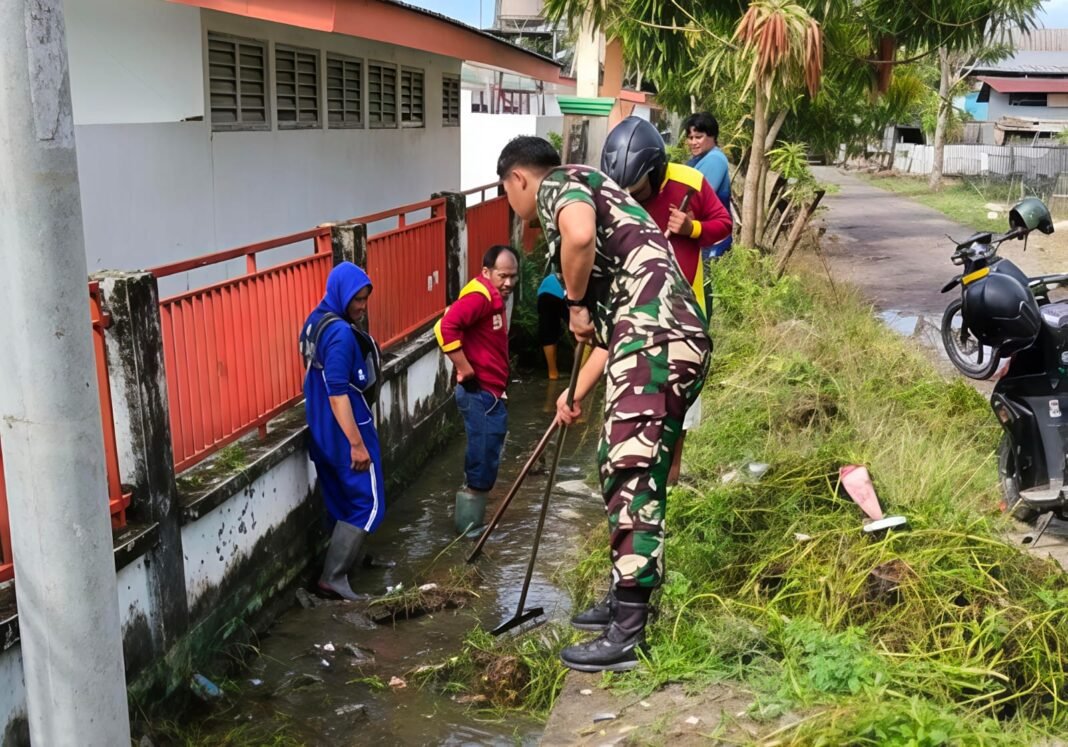 Gotong Royong Babinsa Koramil 1420-03/Maritengngae Pastikan Aliran Air di Sidrap Lancar