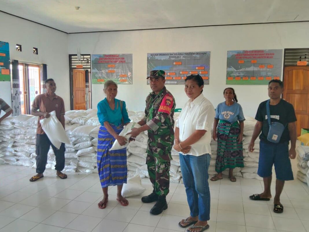 Pastikan Aman dan Lancar, Babinsa Kobalima Dampingi Pembagian Beras Rakyat