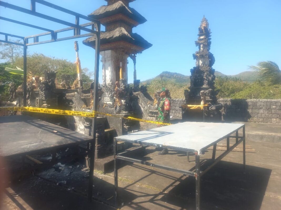 Babinsa Batumadeg dan Tim Gabungan Atasi Kebakaran Pelinggih di Pura Puseh